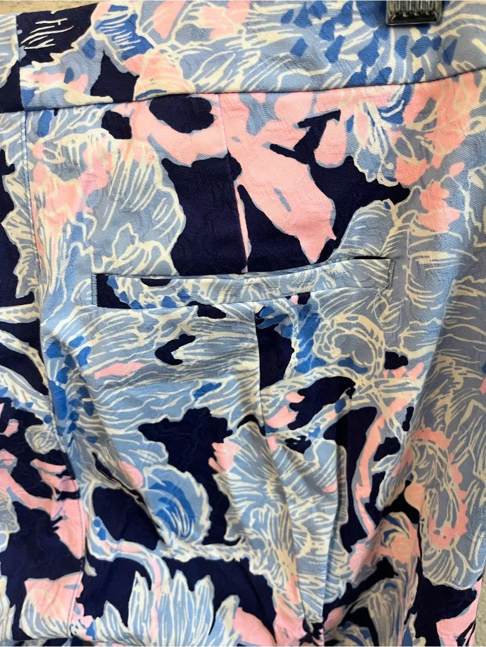 Lilly Pulitzer Navy Floral Cropped Capris with Light Blue & Pink Size 6